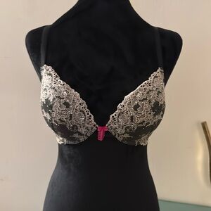Victoria’s Secret Bra
Size 34C